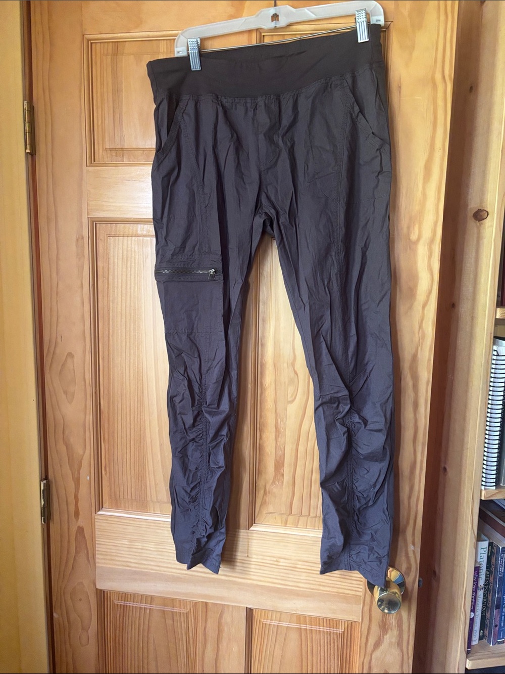 Women’s Pants with Zipper Pocket